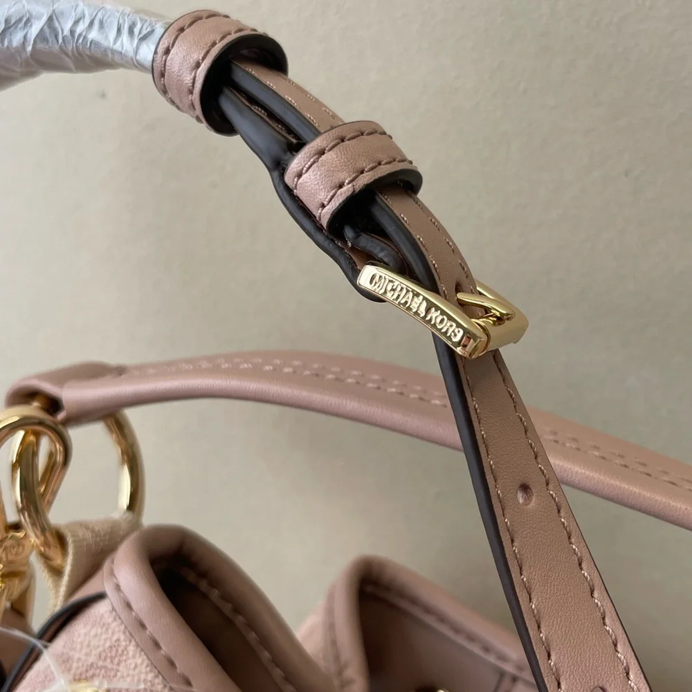 (new+tag) Michael Kors Maeve medium bucket messenger signature monogram pink
